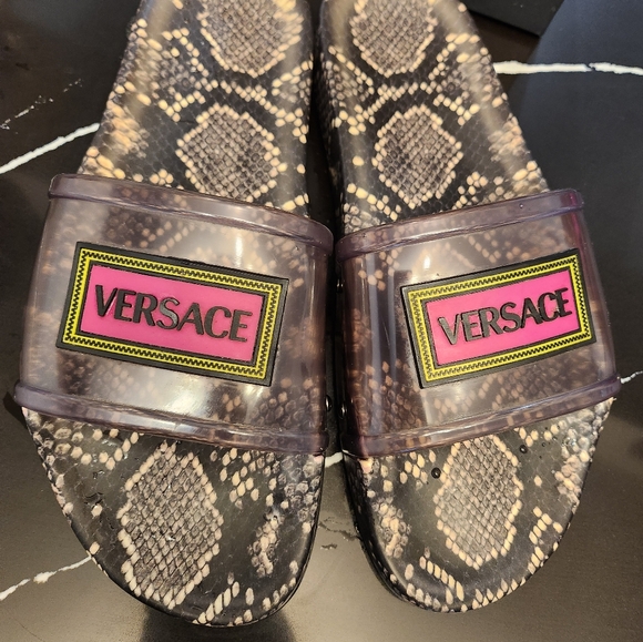 AUTHENTIC VERSACE SLIDES - Picture 3 of 4
